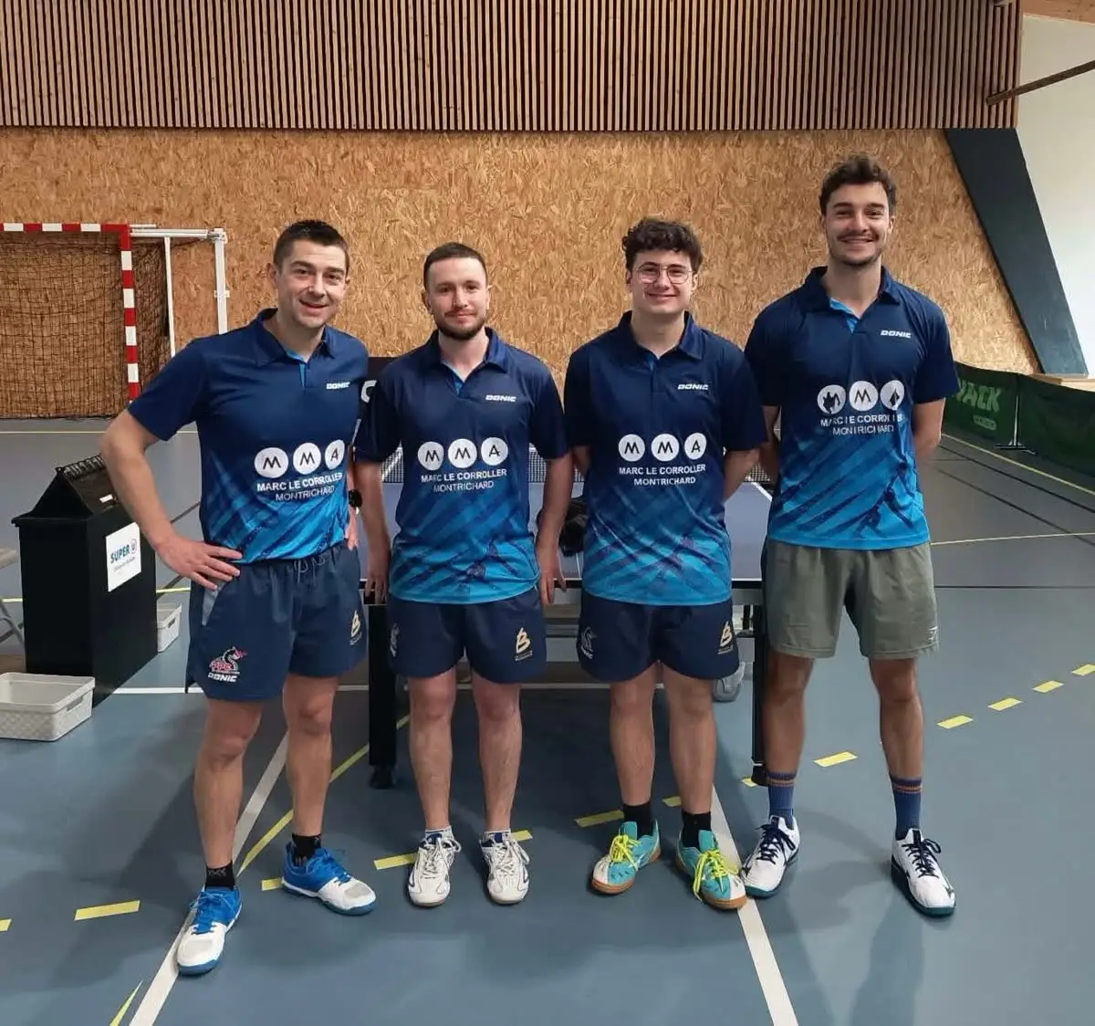 Les quatre joueurs de l'équipe de régionale 2 alignés devant une table dans la salle.